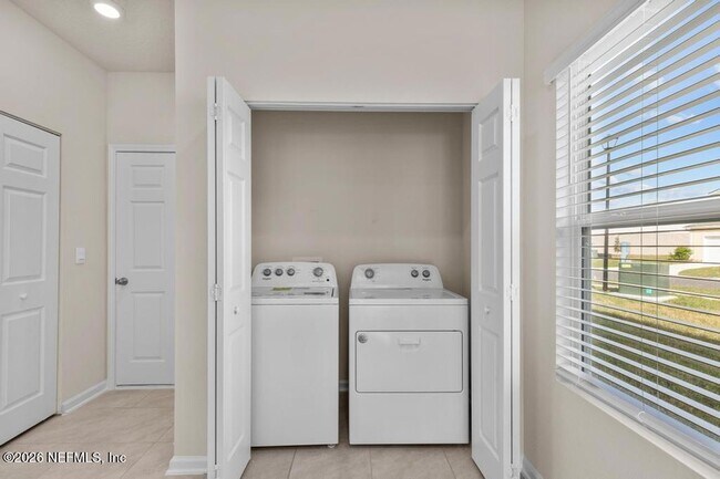 Building Photo - 21 Temple Dr