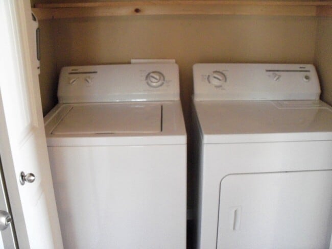 Building Photo - Fabulous Location! Pool! Single level! 2 bedroom, 2 bathrooms. New flooring. ADA Unit.