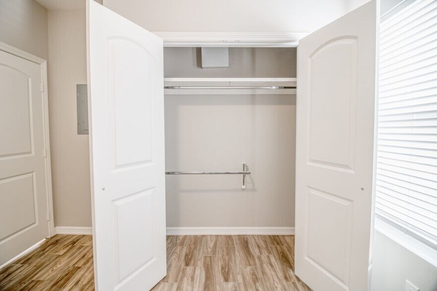 Building Photo - 905 W Sunset Valley St