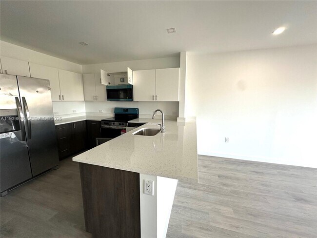 Building Photo - 20 NE 19th Ave