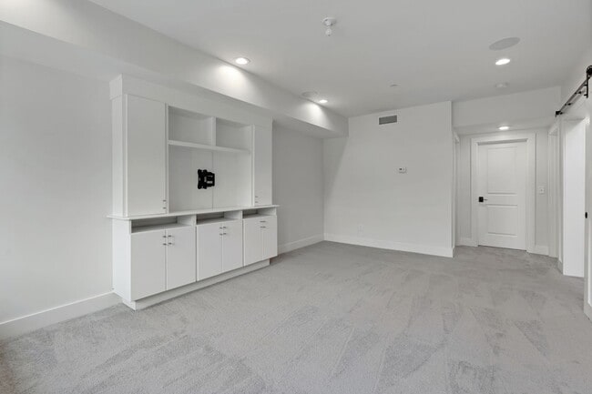 Building Photo - 206 S 10th St