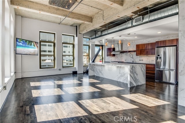 Building Photo - 207 E Broadway