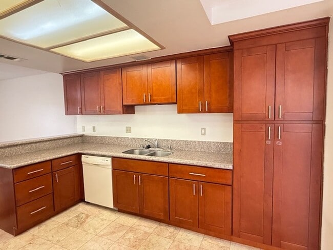 Building Photo - Conveniently located home in Irvine