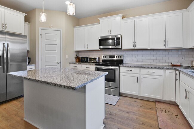 Building Photo - Pet Friendly Four Bedroom!