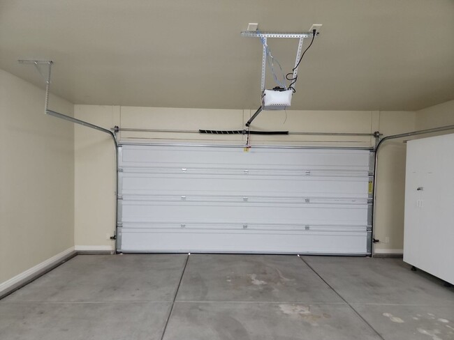 Building Photo - Single-Level Home with 2 Bedrooms & Den in...