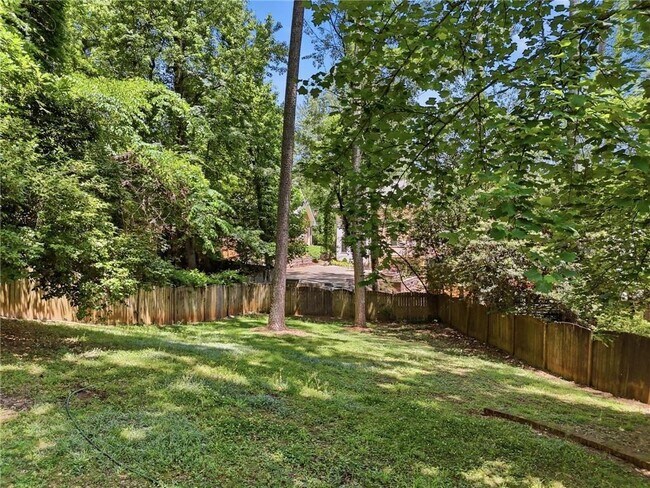Building Photo - 1111 N Valley Dr
