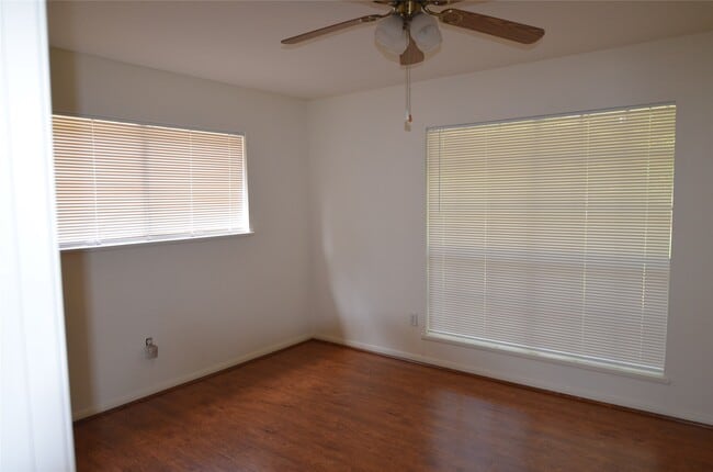 Building Photo - 9902 Trailway Dr