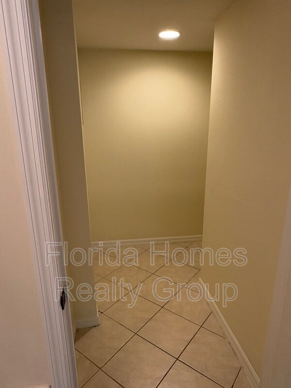 Building Photo - 3629 Pine Oak Cir