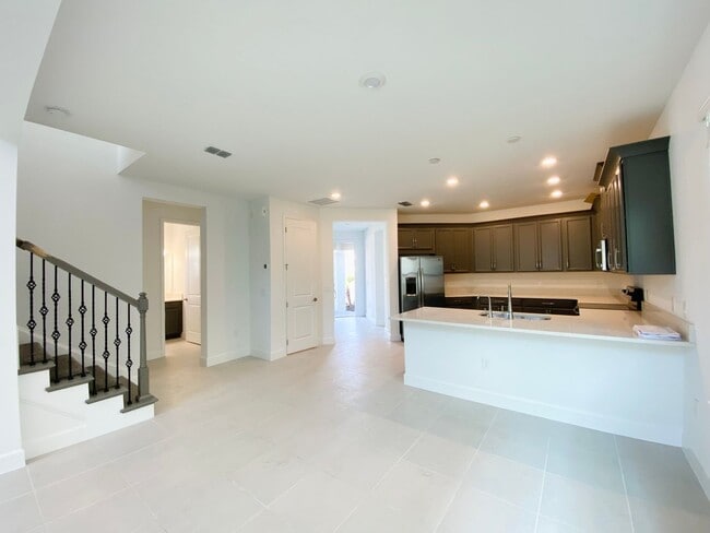 Building Photo - Winter Park  home in a Gated Community