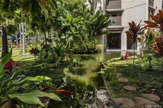 Building Photo - 1 bedroom, den with murphy bed, 1 cov parking, tropical grounds with pool, tennis courts +++++++