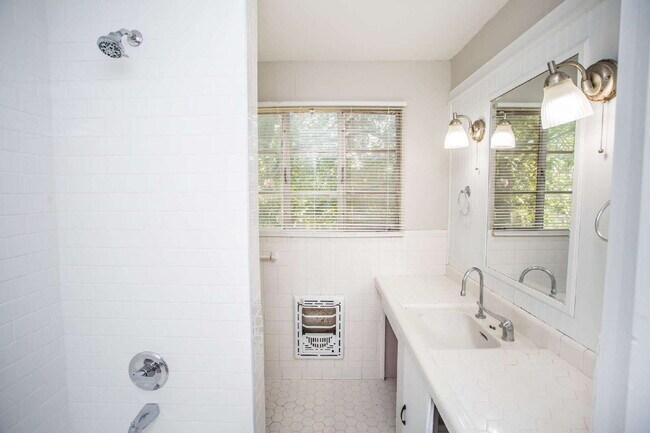 Building Photo - "Spacious 5-Bed Oasis with Granite Elegance & Hardwood Charm in Lubbock!"