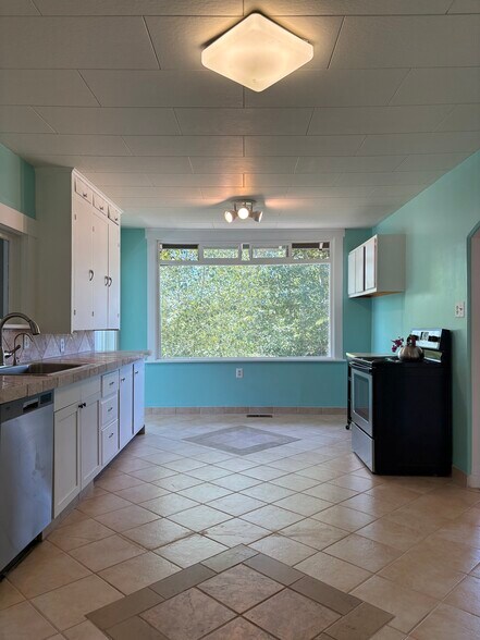 Building Photo - 3320 Lindsay Ave