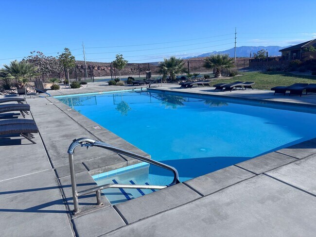 Building Photo - 3 bed plus office / 2.5 bath / 3 car Single Story with Community Pool!