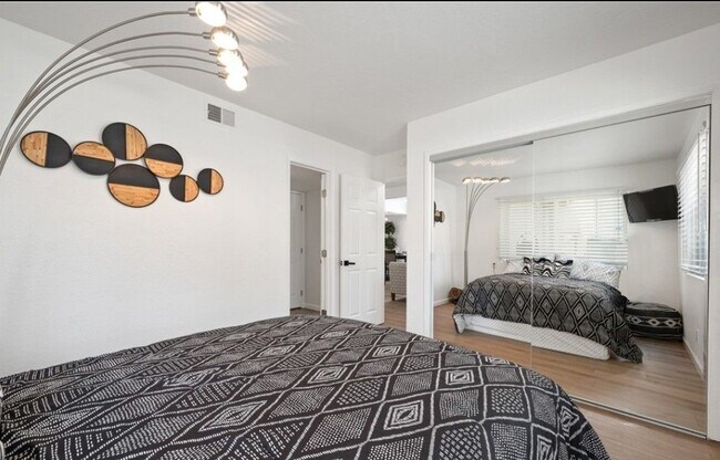 Building Photo - 1600 Crescent Heights St