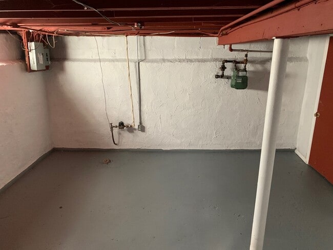 Building Photo - 3 Bed 1.5 Bath Colonial