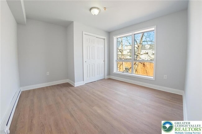 Building Photo - 827 Linden St