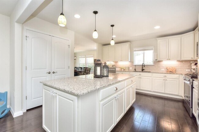 Building Photo - 705 Kitty Hawk Rd