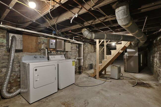 Building Photo - 4 Bedroom North Campus Newly Remodeled Hou...
