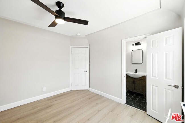 Building Photo - 8853 S Halldale Ave