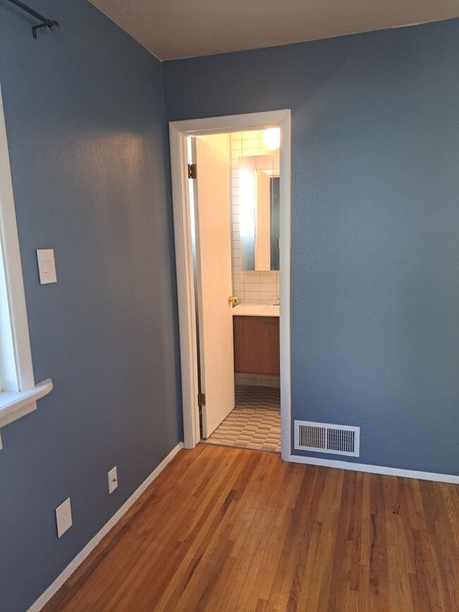 Building Photo - 3 BED 2 BATH SINGLE FAMILY HOME IN *CONVENIENTLY* LOCATED ALBUQUERQUE NEIGHBORHOOD!