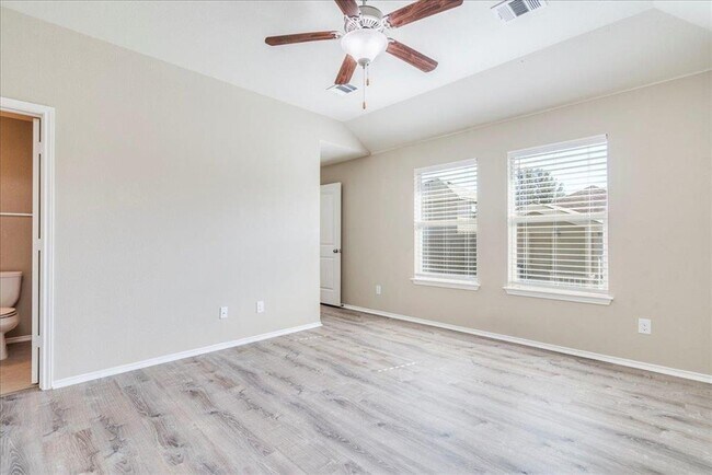Building Photo - 185 Housefinch Loop