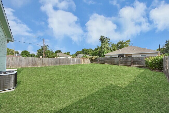 Building Photo - Renovated Houston Gem Near Downtown & the Medical Center