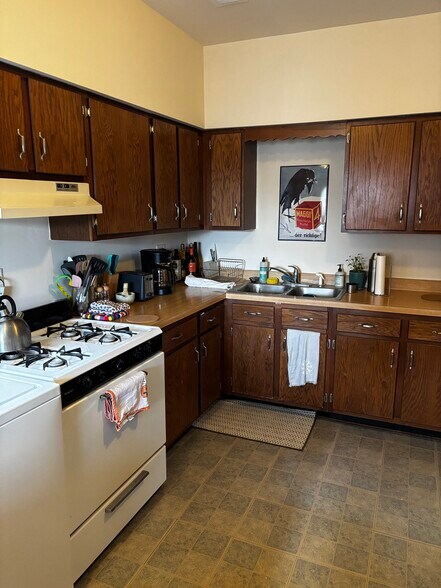 Building Photo - 3351 N Kenmore Ave