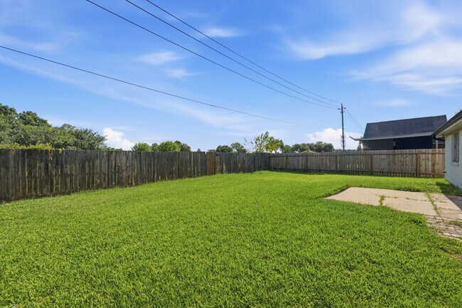 Building Photo - 1805 Whitebriar Dr