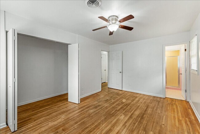 Building Photo - 109 S Chapel Dr