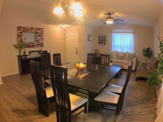 Building Photo - East El Paso 3bed/2bath Refrig A/C!