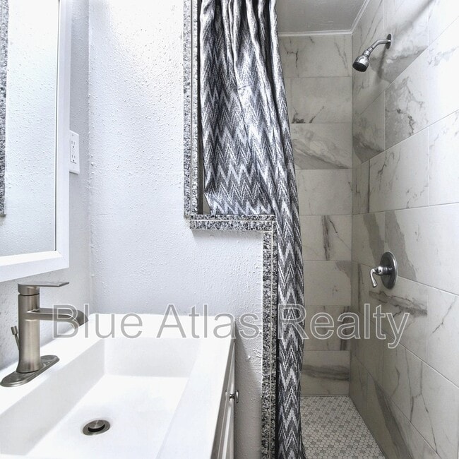 Building Photo - 608 W Pleasantview Dr
