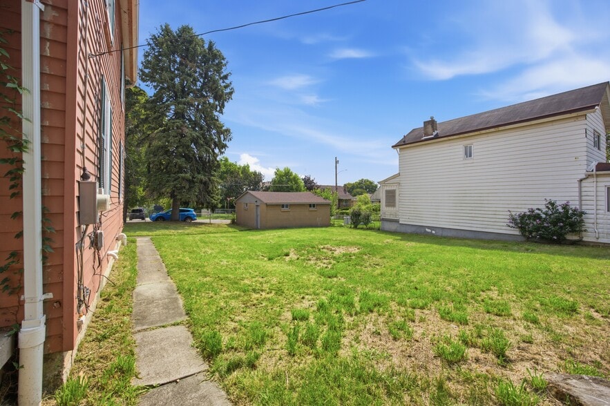 Building Photo - 827 Hinnerman St