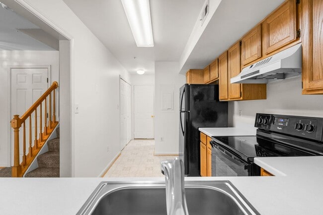 Building Photo - 2 Bed 1.5 Bath - Germantown Condo - Attach...