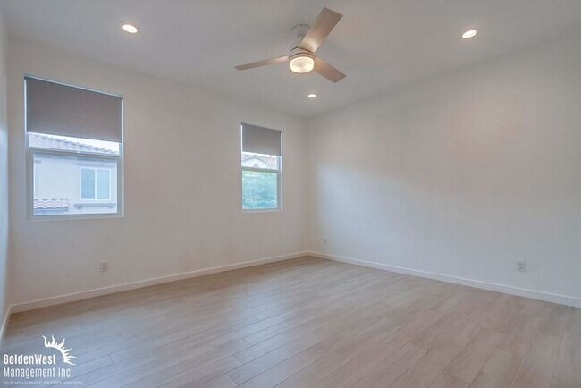 Building Photo - Stunning 3Bdm 2.5Ba Townhouse in Gated Com...