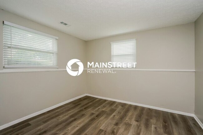 Building Photo - 4 Bedroom Pet-Friendly Home in JEFFERSONVILLE, IN with Main Street Renewal