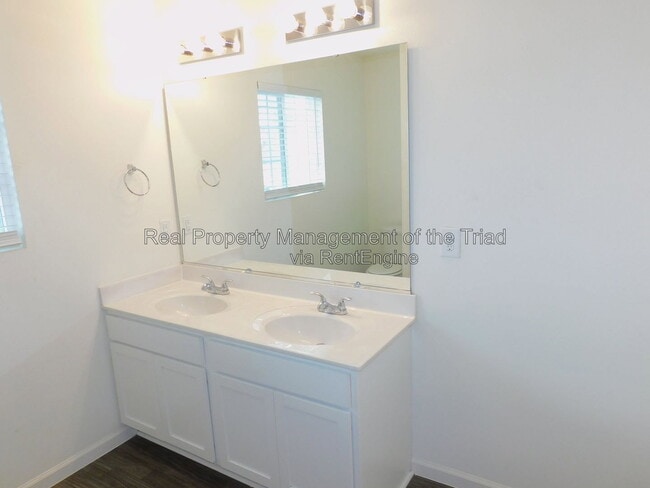 Building Photo - 719 Torbay Dr