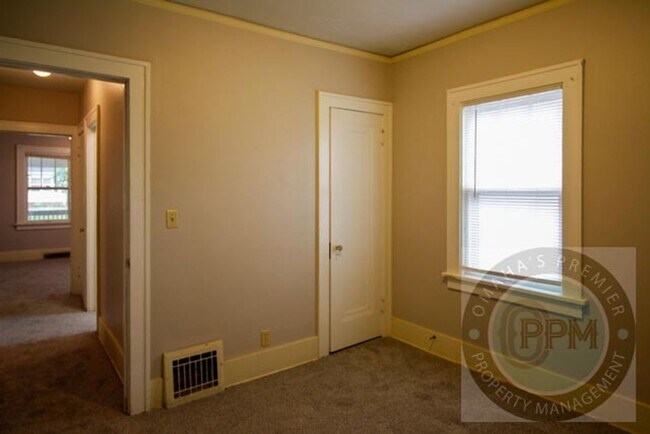 Building Photo - 3 Bed 1 Bath Located in Central Omaha