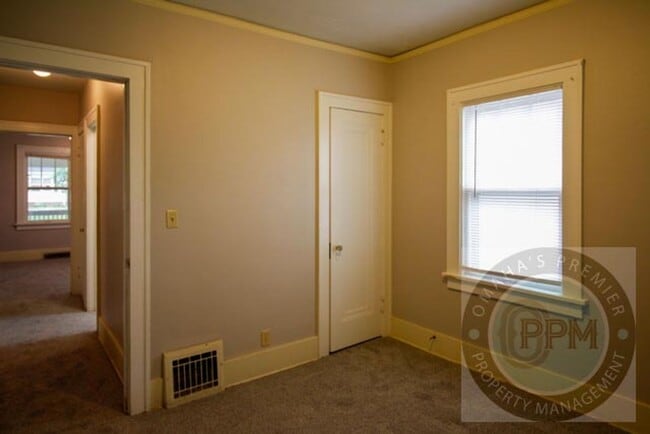 Building Photo - Deposit Special: $300 Off!! 3 Bed 1 Bath L...