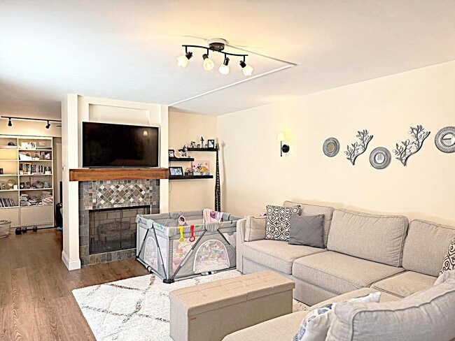 Building Photo - 212 2nd Ln