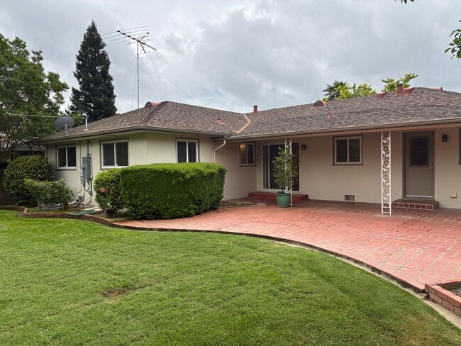 Building Photo - Beautiful 3 bedroom/1.5 bath Home in S. Land Park