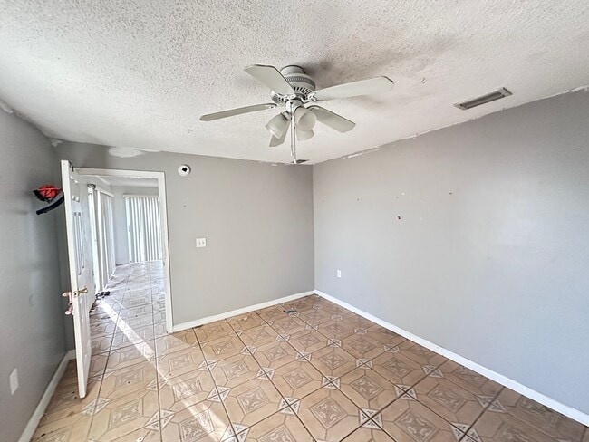 Building Photo - 263 Almansa Rd