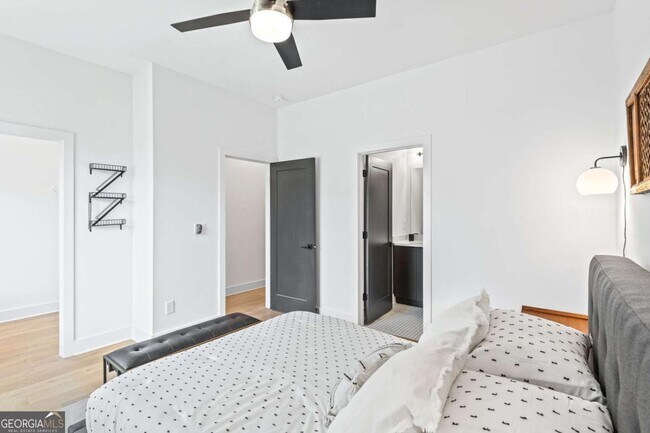 Building Photo - 2424 Memorial Dr SE