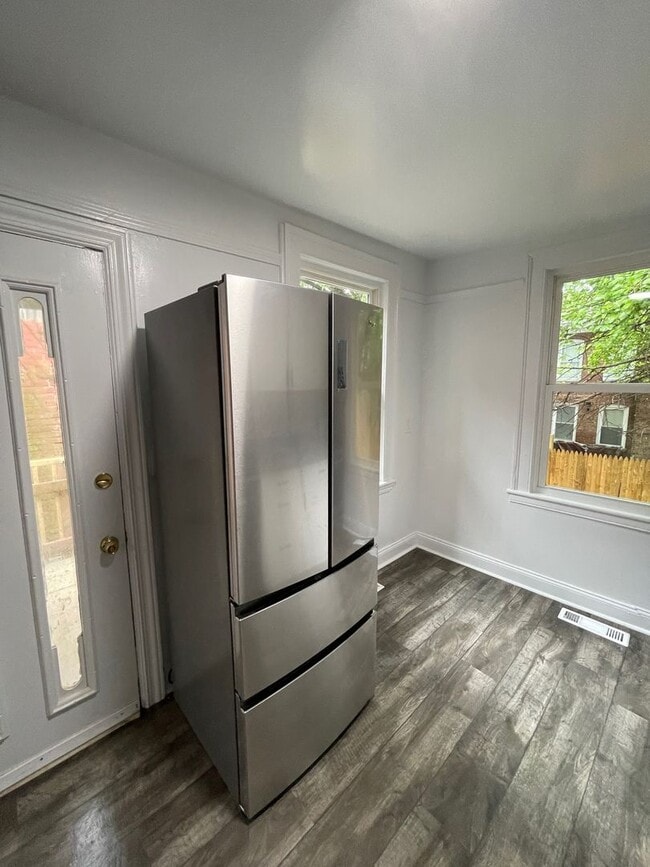 Building Photo - Updated 3 Bedroom House With a backyard and Laundry