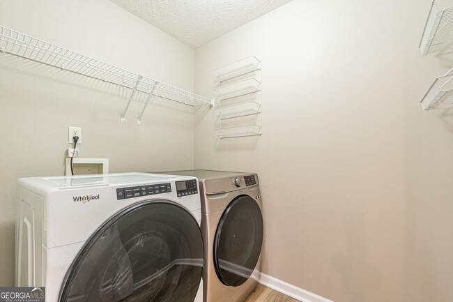Building Photo - 5755 Lakeview Cir