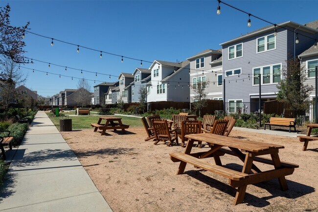 Building Photo - 10961 Hewitt Cliff Ln