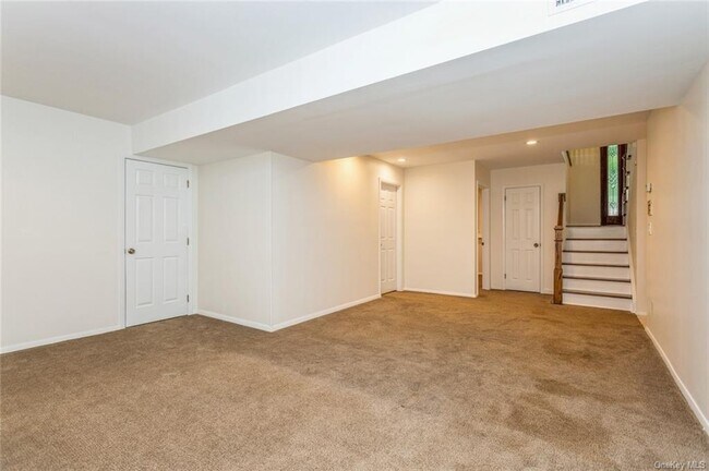 Building Photo - 2 Merion Dr