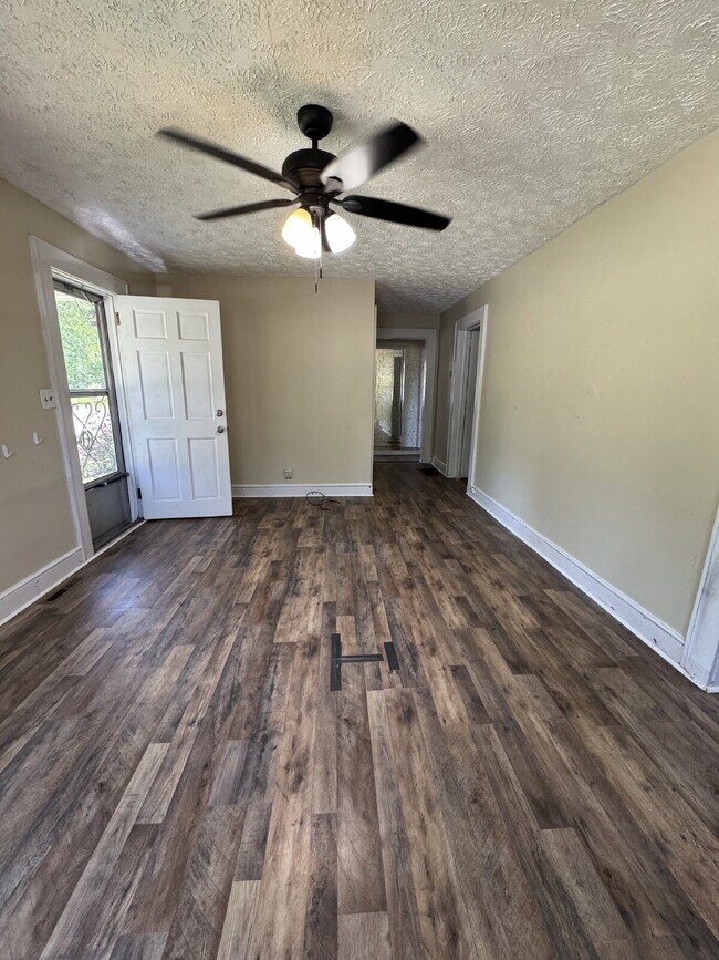 Building Photo - "Charming 3-Bedroom Retreat in Hendersonville - Cozy 1314 Sq Ft Home Awaits!"