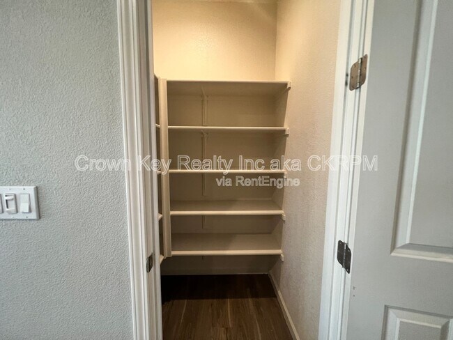 Building Photo - 2254 Middlebury Dr