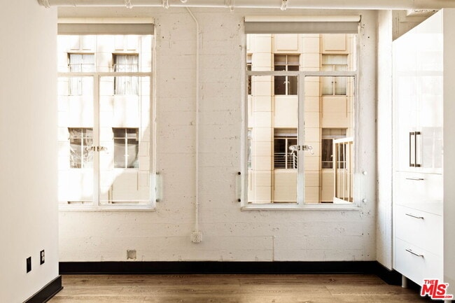 Building Photo - 6253 Hollywood Blvd