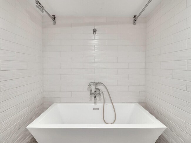 Building Photo - 544 W 17th Pl